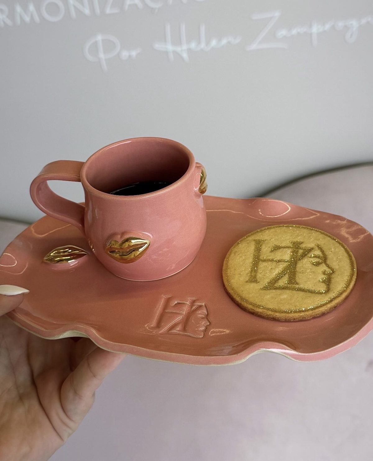 Café servido na xícara da clínica com biscoito personalizado HZ