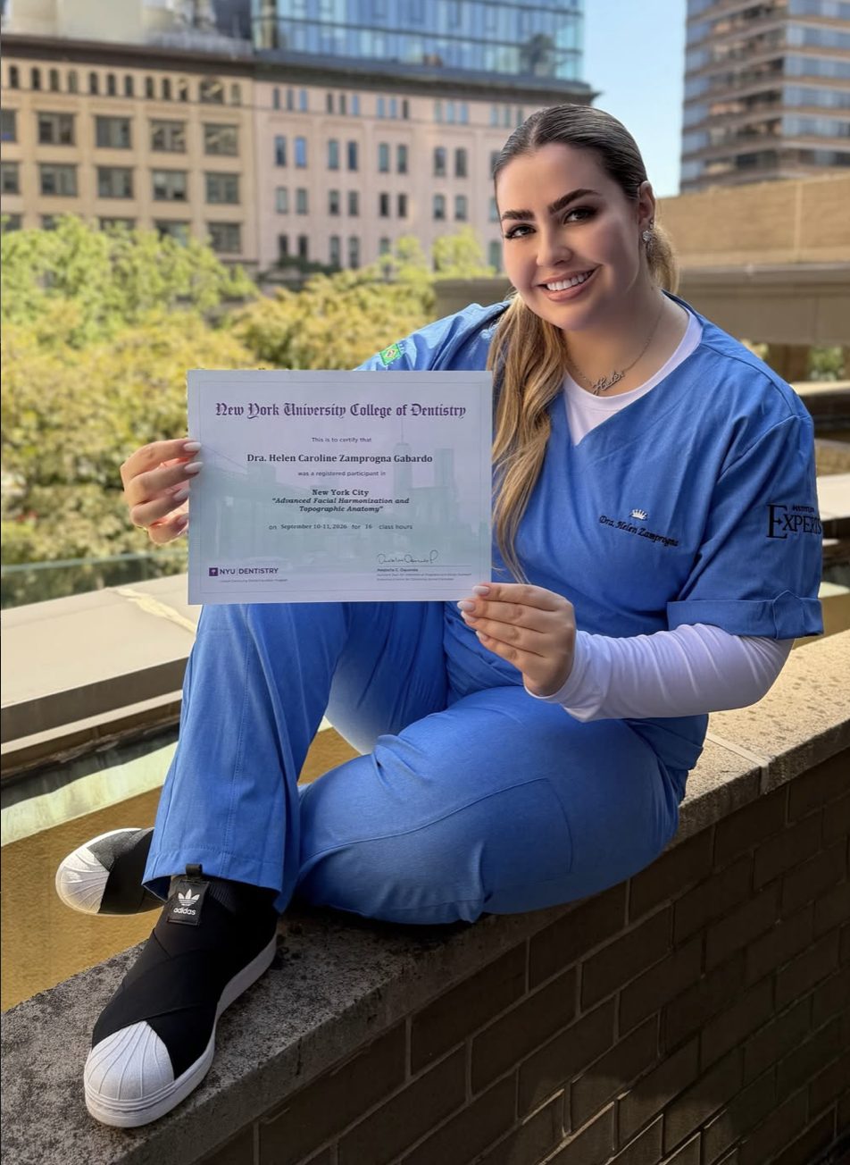 Dra. Helen com o certificado da New York University