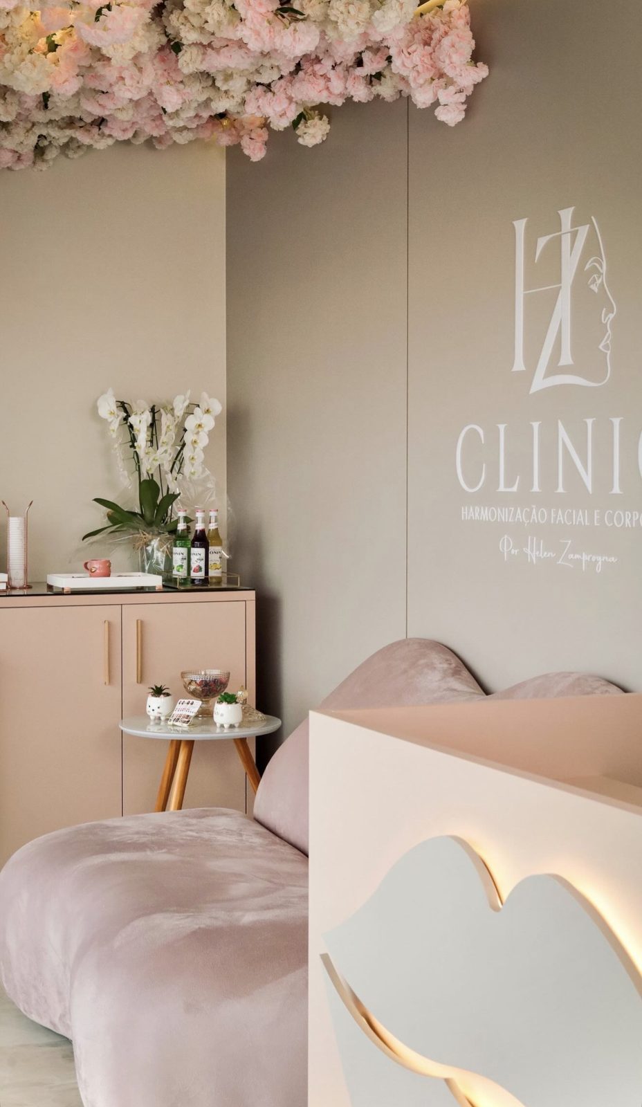 Recepção da HZ Clinic com teto de flores e sofá rosa